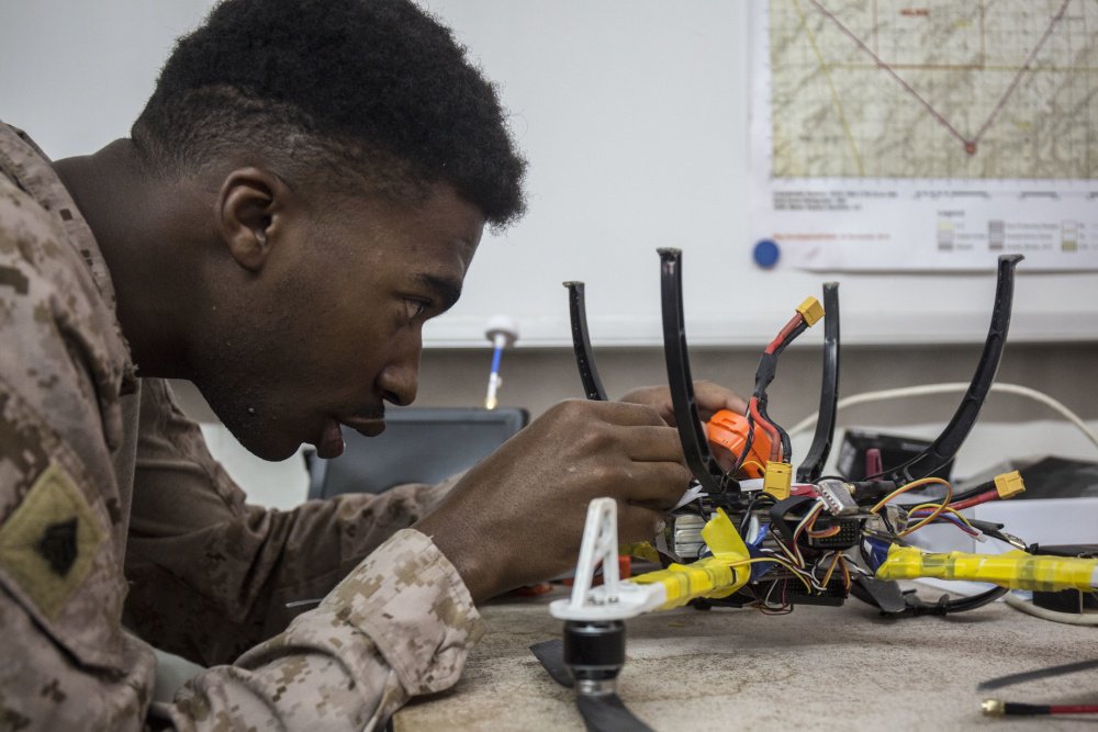 Congrats to all of the #Marines from SPMAGTF-CR-CC that completed the latest #MarineMaker training with @buildmomentumus! #3Dprinting, #coding, and building #drones are now tools you can use to solve problems at home &amp; abroad.  dvidshub.net/video/641219/s…