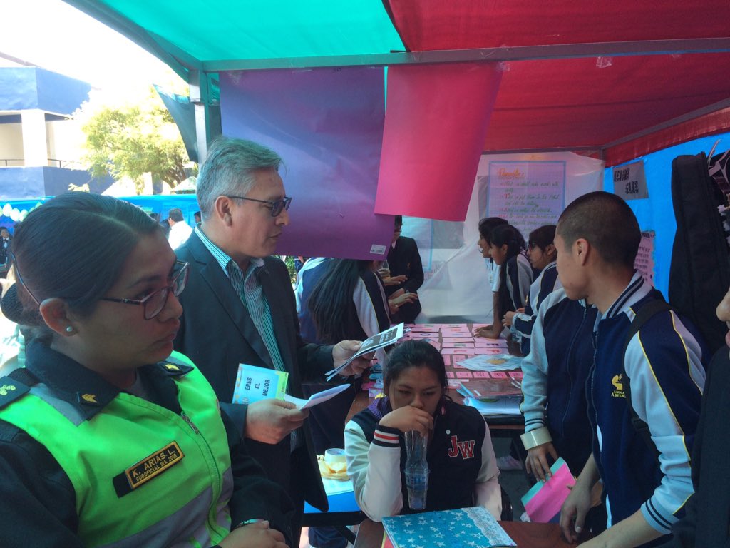 RurthVelasquez's tweet photo. #DiaDelLogro
Dos invitadas llegaron al stand del área de comunicación,al recibir la información,se interesaron de los libros del plan lector denominacional:"cartas para jóvenes enamorados, manos consagradas y otros.
Se agradece a los alumnos x su acertada presentación .#Forga❤️ https://t.co/jab1NAFtKU