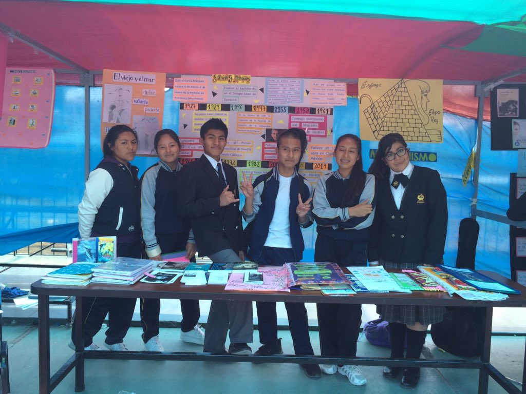 RurthVelasquez's tweet photo. #DiaDelLogro
Dos invitadas llegaron al stand del área de comunicación,al recibir la información,se interesaron de los libros del plan lector denominacional:"cartas para jóvenes enamorados, manos consagradas y otros.
Se agradece a los alumnos x su acertada presentación .#Forga❤️ https://t.co/jab1NAFtKU
