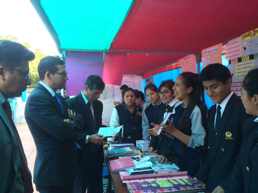 RurthVelasquez's tweet photo. #DiaDelLogro
Dos invitadas llegaron al stand del área de comunicación,al recibir la información,se interesaron de los libros del plan lector denominacional:"cartas para jóvenes enamorados, manos consagradas y otros.
Se agradece a los alumnos x su acertada presentación .#Forga❤️ https://t.co/jab1NAFtKU