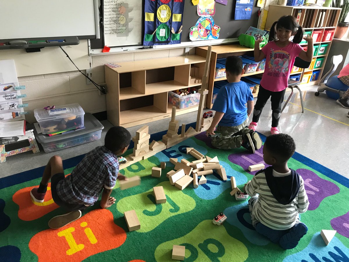 MrsJonesNR's tweet photo. Children use reasoning, problem solve, develop language and work on interpersonal skills all through play!  #kindergarten #learningthroughplay #nrcsdchat #nrnt1819 https://t.co/tCEMm7mK6g