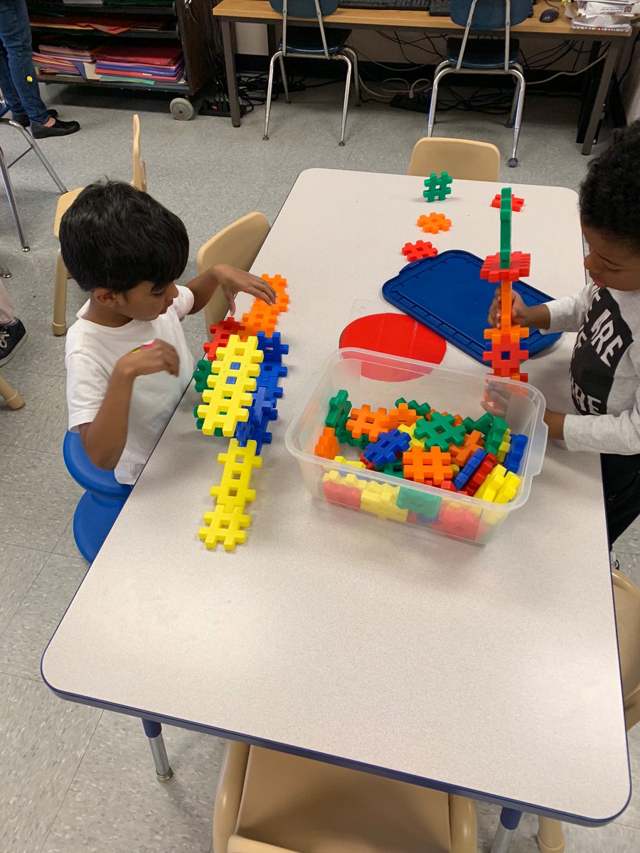 MrsJonesNR's tweet photo. Children use reasoning, problem solve, develop language and work on interpersonal skills all through play!  #kindergarten #learningthroughplay #nrcsdchat #nrnt1819 https://t.co/tCEMm7mK6g