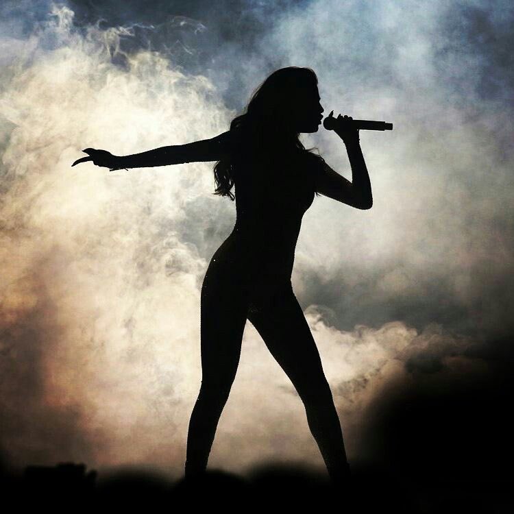 selenasbates's tweet photo. She is so iconic https://t.co/zttdPb0I2u