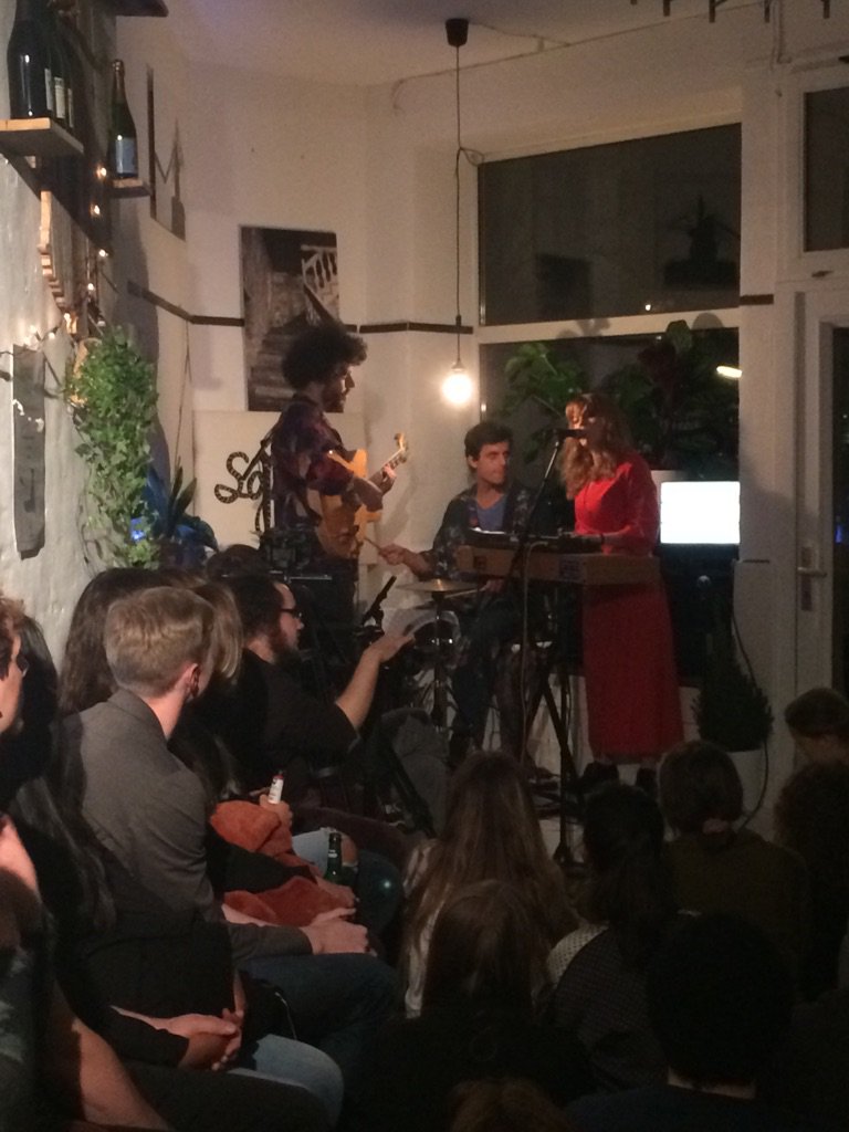 SofarHH's tweet photo. Erster Act an diesem kalten Dienstag ist @aywingmusic . Gratis dazu gab es eine Anekdote von Lars zu den Vorteilen von Kleidern und Quilts und was Männer da so verpassen... 😂 #sofarhh https://t.co/LcK0W0sIiZ
