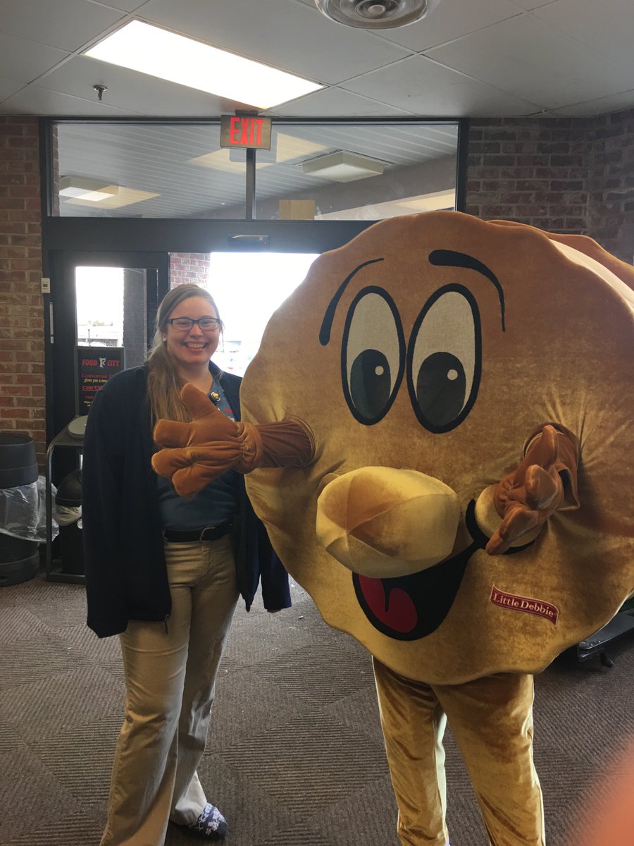 UnitedWayCHA's tweet photo. A @LittleDebbie even showed up to help bag groceries! We'll be at @FoodCity in Fort O, Hixson, and St. Elmo until 6:00 - bagging groceries and raising money for @dollyslibrary with the help of our local celebrities. #groceriesforgood #celebritybagger https://t.co/1ICqlgJ5YY
