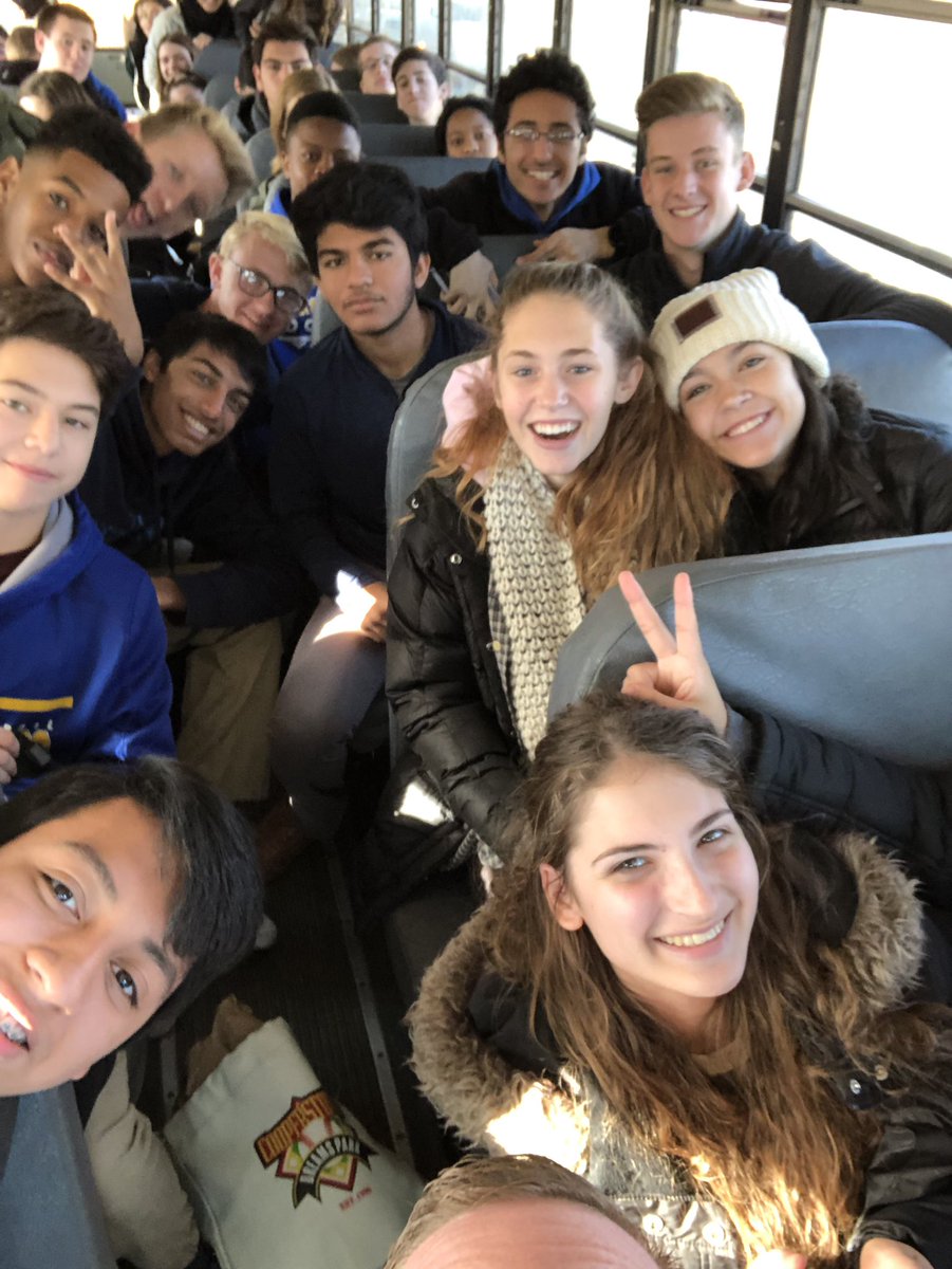 SrErdo's tweet photo. Viaje anual a Pilsen. @SenoraErdo @SraMendozaCS @SandburgHS @COvando_D230 #diadelosmuertos https://t.co/HwYvsSl8Sp