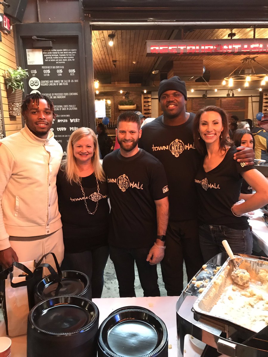 denisep's tweet photo. Full heart and full bellies here at #THFeedTheNeed. So much for us all to be thankful for. God bless @TOWNHALLOHC for feeding thousands today. @wkyc @dmansworld474 @BenAxelrod @BetsyKling @TVTye https://t.co/EgQht88IVi
