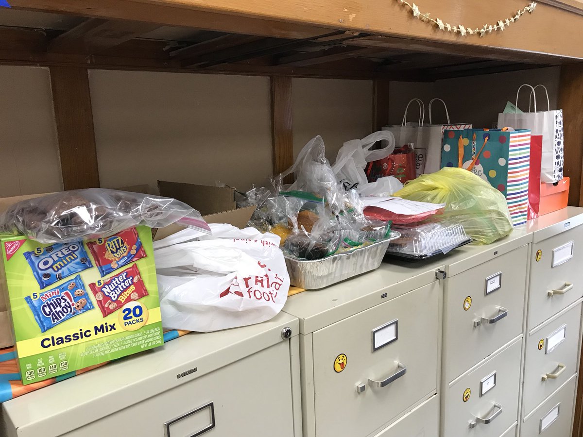 HTSD_Yardville's tweet photo. Thank you to all of the Yardville Students and Families who baked and sent warm wishes to the @TASKsoupkitchen Your kindness/generosity is appreciated and will brighten the holidays for many! #BuildingABetterUs #htsdpride #yesSTARS #HTSDDifferenceMakers https://t.co/IBthDtJwPp
