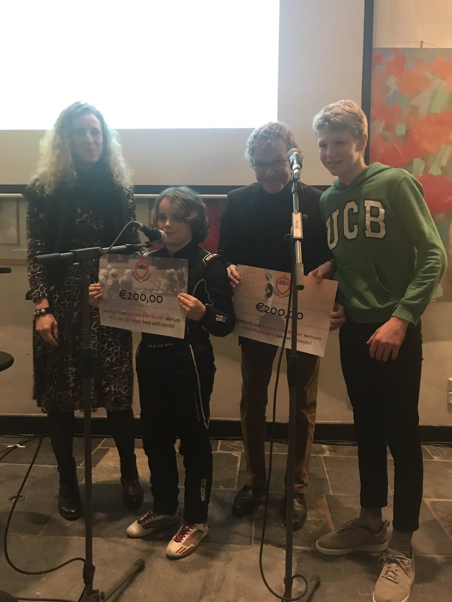 Uireiking van de cheques aan de talenten door <a href="/ClaudiaZwiers/">Claudia Zwiers OLY</a> en @ruudgeels