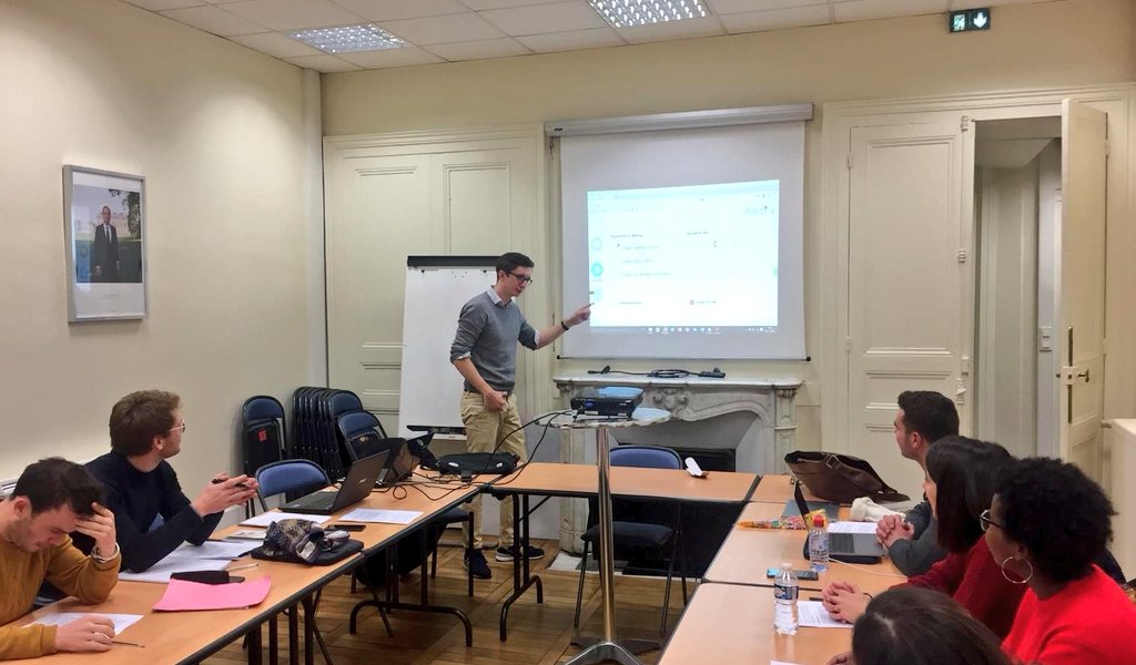 JeunesSoc35's tweet photo. Ce soir, réunion de travail #JS35 autour du texte #MiliterDemain avec l'aide de l'outil participatif @KlaxoonFR !
Europe, protection sociale, transition écologique, participation : les jeunes socialistes réinventent les combats de demain. 🌹 https://t.co/ssnOaEPpwP