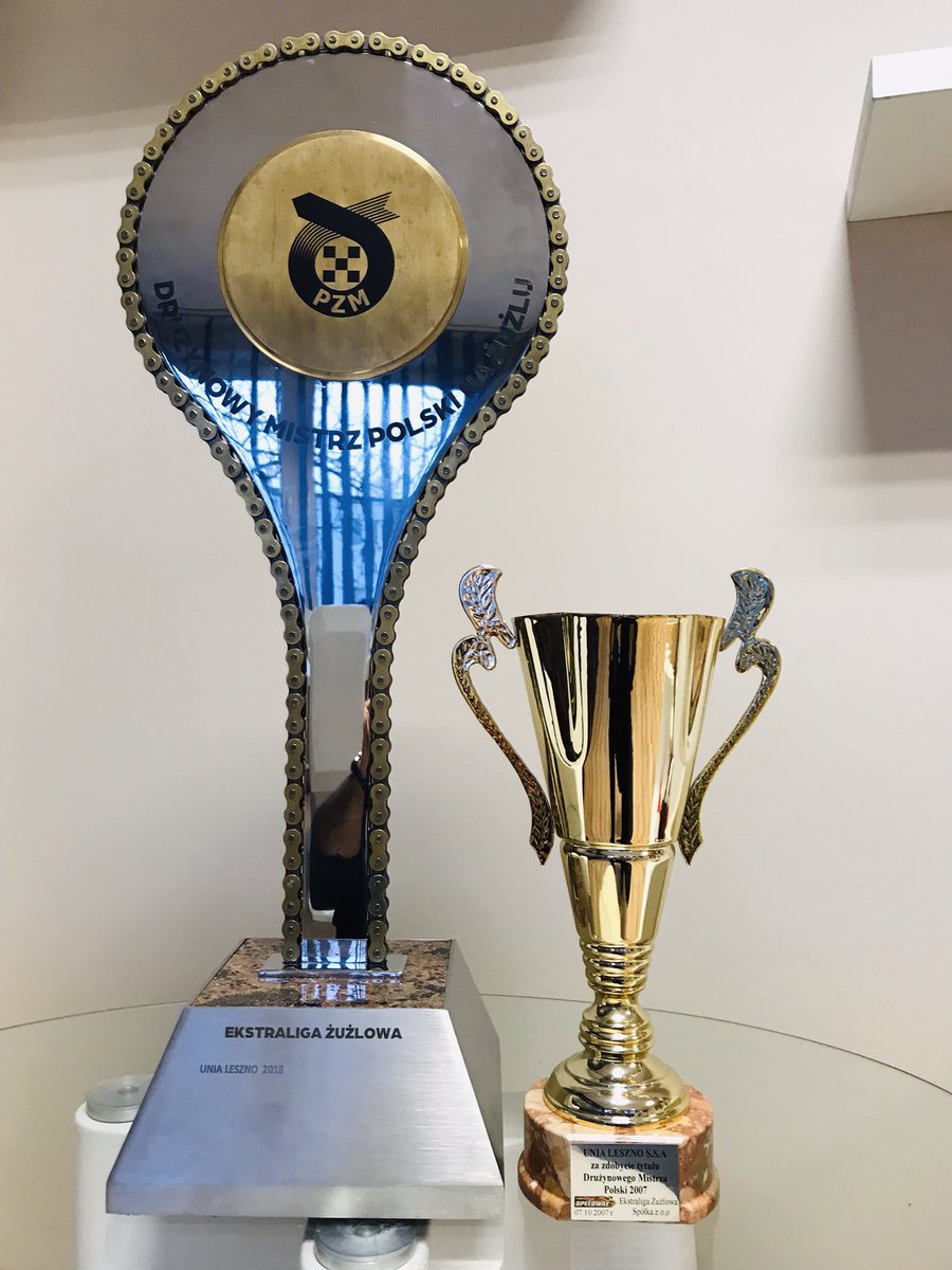 morrisdoe's tweet photo. Tak dla porównania trofea #KSUL #DMP2007 vs #DMP2018
Trza przyznać, kiedyś to mieli rozmach... 🤣🤦🏼♂️ https://t.co/FkCS5wHfb6
