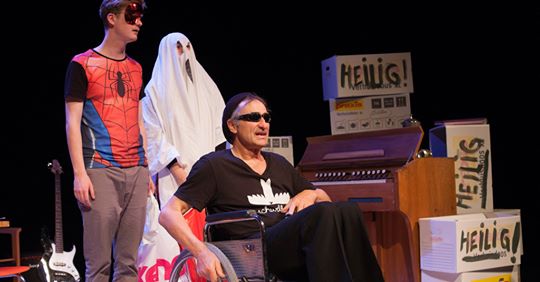 ★HIER MOET JE NAAR TOE★ Weet je soms niet wat je moet doen met je OUDERE KIDS? Deze voorstelling Mijn zus woont op de schoorsteenmantel 9+ op 21 november in @DeLawei heeft veel HUMOR, MUZIEK en zang en een actueel verhaal. ➤bit.ly/2PSmuFc  #humor #theater #eropuit