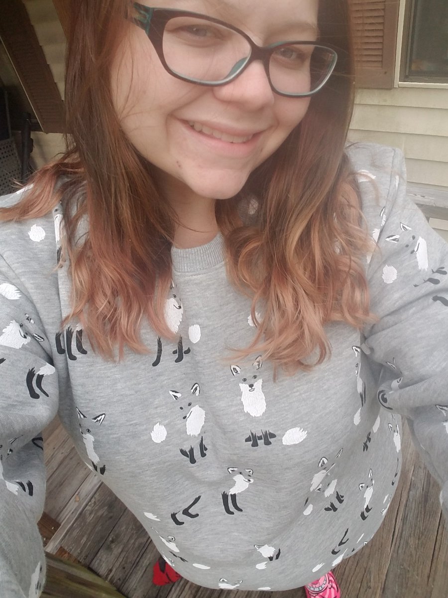 stephanie_11707's tweet image. It came in today, I&apos;m so happyyyyyy😭😍💖 🦊@AmazingPhil #foxsweater