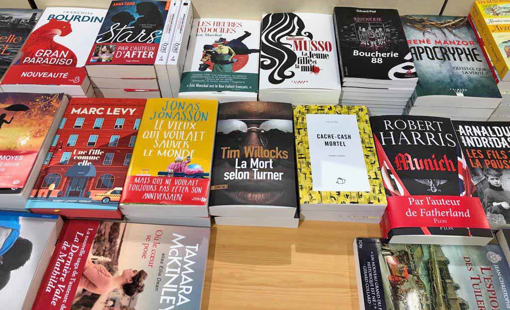 EditionsInspire's tweet photo. #CacheCashMortel Oh mais quel beau polar, en jaune, sous le Musso 😀 à la librairie La Joie de Lire, à Antibes !
#HubertLetiers
#thriller https://t.co/0MWImK7BtB