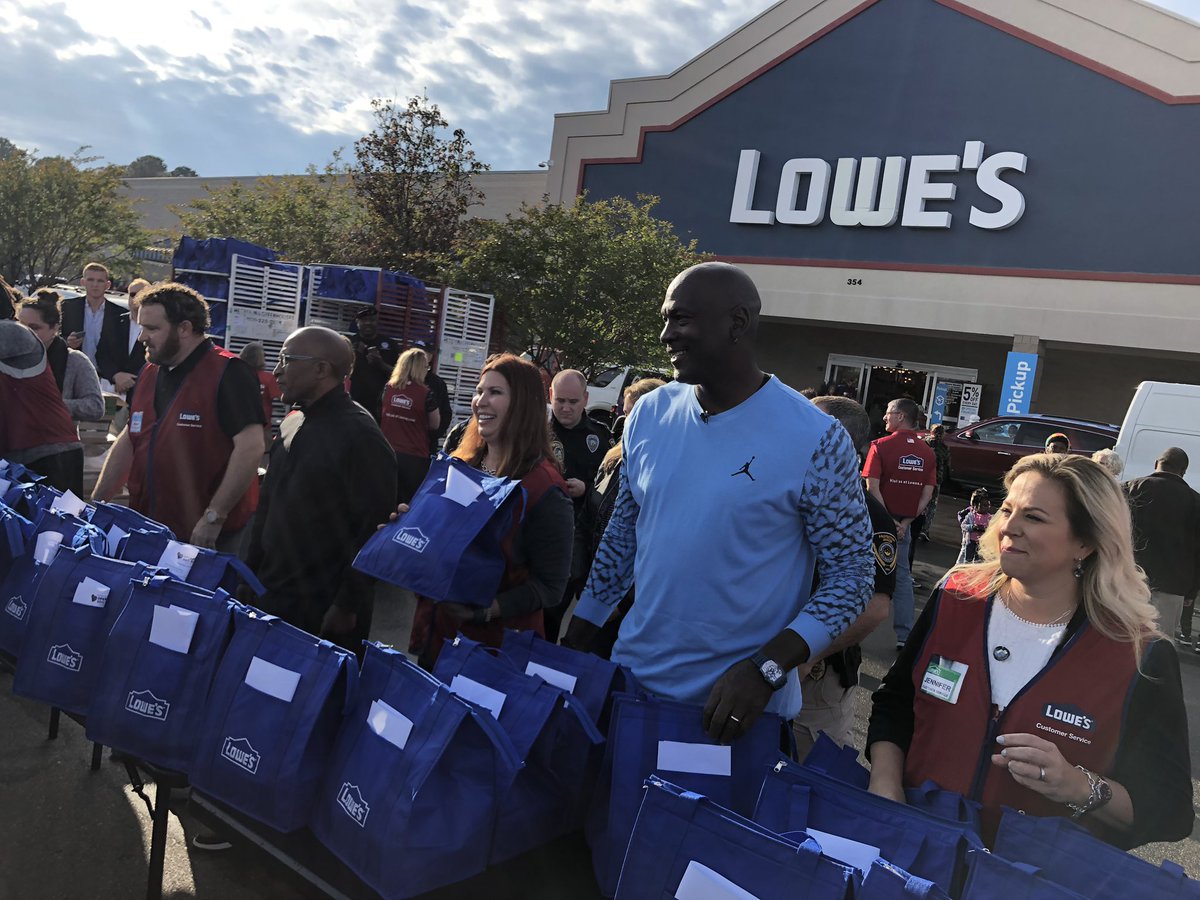 TimBucklandSN's tweet photo. At Lowe’s Home Improvement on South College Road as Michael Jordan hands out Thanksgiving meals in a surprise appearance in his hometown of @CityofWilm https://t.co/3p4nemLzQd