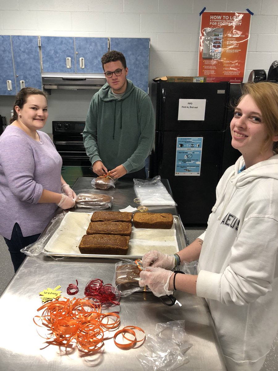 Chefinista's tweet photo. It’s been an Amazing week and I’m incredibly blessed to work with such wonderful students everyday! Kentucky Farm Bureau has 36 loaves of pumpkin bread and Fried Apples! Staff have their fresh banana and pumpkin bread ready for the holiday! @MLCHS_Principal #CulinaryII #Catering https://t.co/HGZv13tgxi