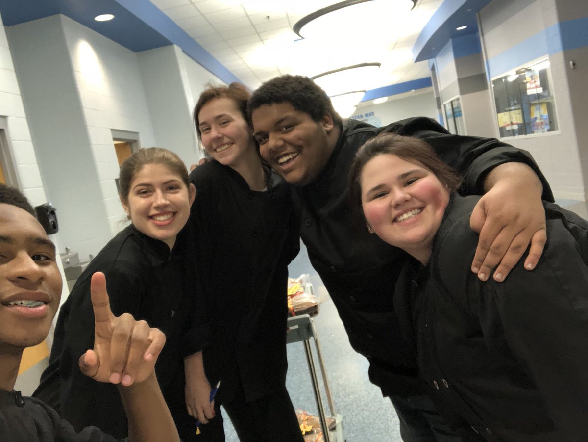 Chefinista's tweet photo. It’s been an Amazing week and I’m incredibly blessed to work with such wonderful students everyday! Kentucky Farm Bureau has 36 loaves of pumpkin bread and Fried Apples! Staff have their fresh banana and pumpkin bread ready for the holiday! @MLCHS_Principal #CulinaryII #Catering https://t.co/HGZv13tgxi