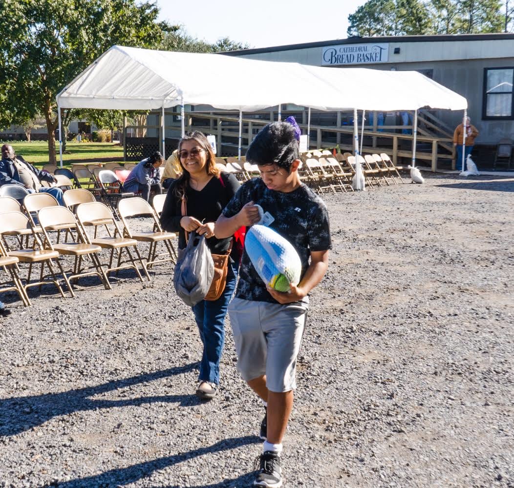 Fuelministry's tweet photo. Last Saturday our fam groups got some amazing opportunities to help the local community through Cathedral’s Serve Day.  One of the girls groups served by decorating an assisted living home, and one of the boys groups handed out Thanksgiving meals! Way to go, fam! #serveday https://t.co/Q08Av321nr