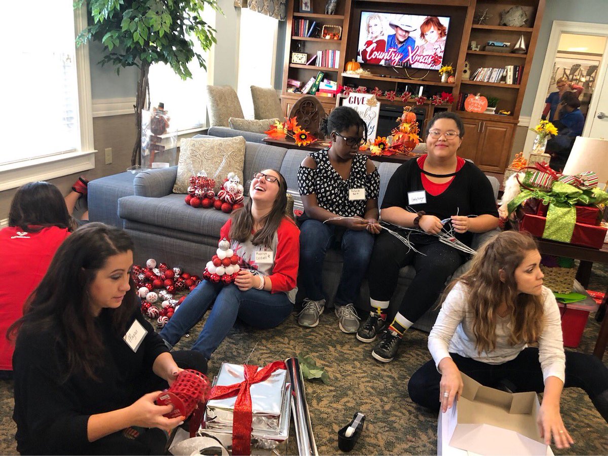 Fuelministry's tweet photo. Last Saturday our fam groups got some amazing opportunities to help the local community through Cathedral’s Serve Day.  One of the girls groups served by decorating an assisted living home, and one of the boys groups handed out Thanksgiving meals! Way to go, fam! #serveday https://t.co/Q08Av321nr
