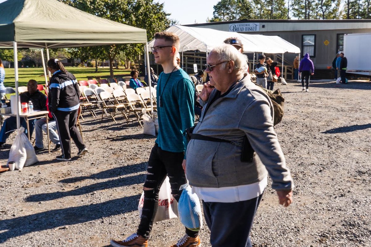 Fuelministry's tweet photo. Last Saturday our fam groups got some amazing opportunities to help the local community through Cathedral’s Serve Day.  One of the girls groups served by decorating an assisted living home, and one of the boys groups handed out Thanksgiving meals! Way to go, fam! #serveday https://t.co/Q08Av321nr
