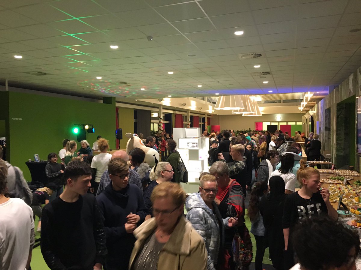 ChristaVedelaar's tweet photo. Fantastisch! Wat een energie en betrokkenheid. De dag van de Rechten van het Kind! Ieder kind heeft het recht op een veilig en gezond leven ❤️ https://t.co/3UfFGn0Cbu