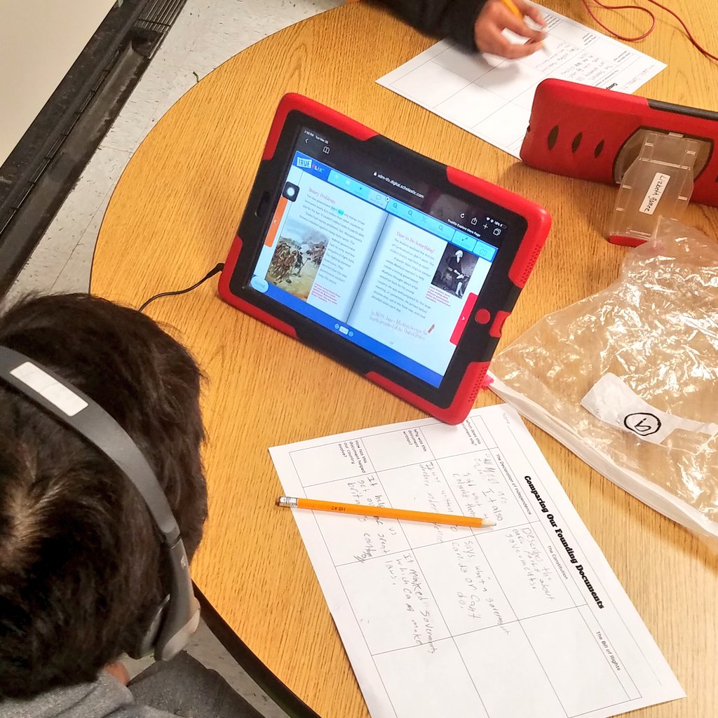 MsAcosta220's tweet photo. 5th graders reading &amp; inferring in Social Studies! #declarationofindependence #BillOfRights @MrsKapotasClass @SunnyHill220 #bsd220 https://t.co/tBuVKbONeS