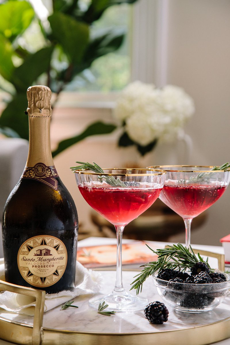 Tis the season . . . for bubbly! 🥂 This fun and festive crowd-pleaser (made using my go-to Prosecco Superiore from <a href="/SMWinesUSA/">Santa Margherita</a>) is now on the blog >>> bit.ly/2TvujzC #UncorkExtraordinary #Sponsored #SantaMargherita