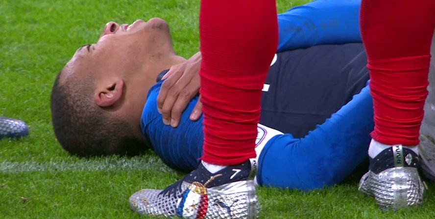chirichampions's tweet photo. 🚨¡OJO! MBAPPÉ no puede seguir tras una MALA CAÍDA en la SALIDA de CAMPAÑA. Es SUSTITUIDO a los 34 minutos por THAUVIN. https://t.co/Lq3zDXrGCG