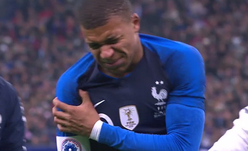 chirichampions's tweet photo. 🚨¡OJO! MBAPPÉ no puede seguir tras una MALA CAÍDA en la SALIDA de CAMPAÑA. Es SUSTITUIDO a los 34 minutos por THAUVIN. https://t.co/Lq3zDXrGCG