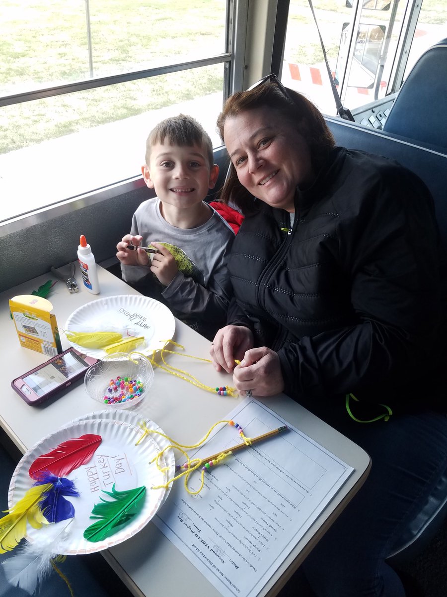 Nicky_Fields_'s tweet image. The last @NorwoodES #projectbus today before the spring! Ss are making dreamcatchers which were originally made by the Ojibqay Native American Tribe as a Thanksgiving Tradition!