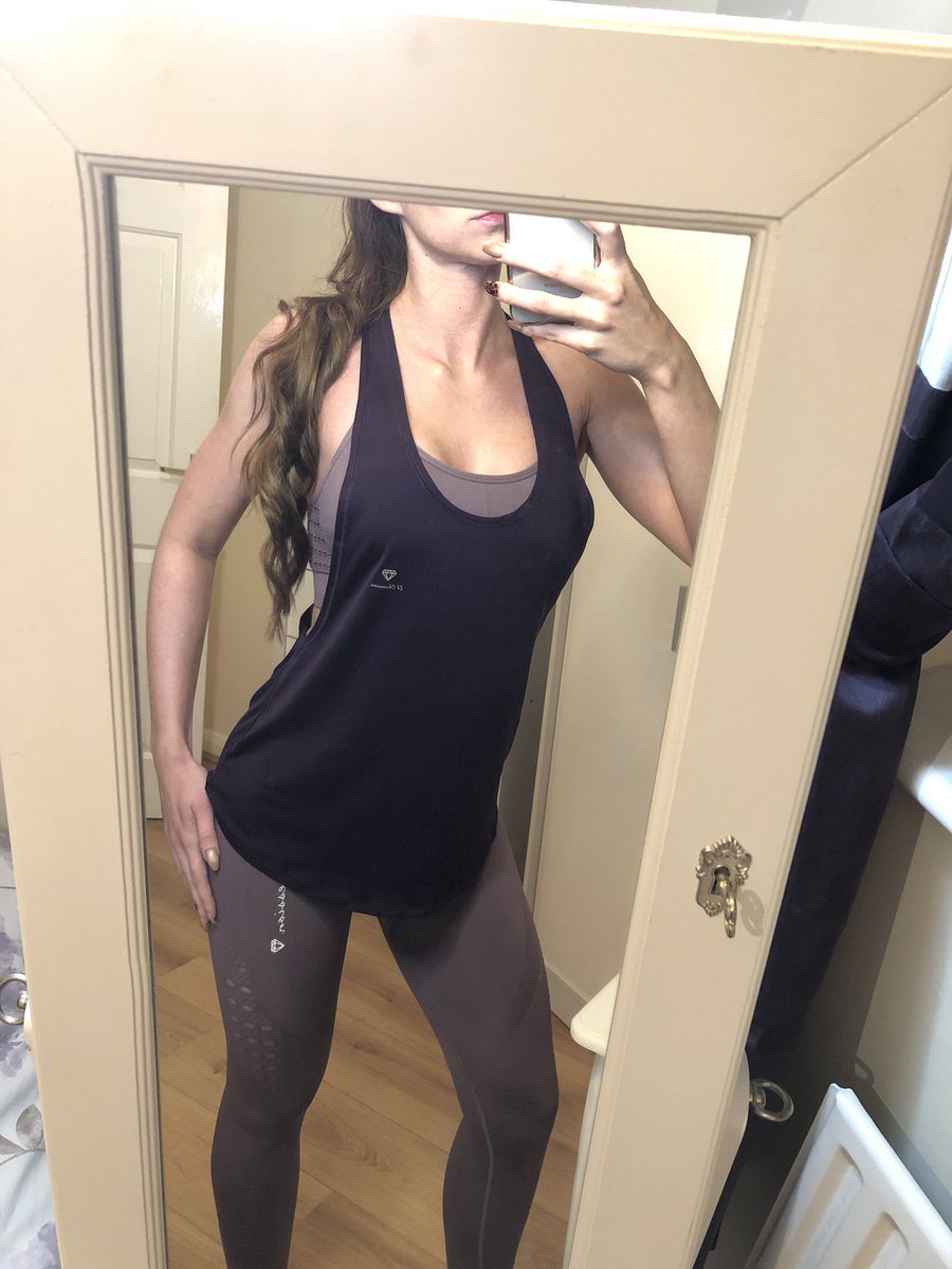 ElObsessionUK's tweet photo. It might be cold outside 🥶 but zero excuses! Let’s train! 🙌 Wearing the Deep Purple Vest teamed with the Mauve Seamless FIT Set 💜 
#fitnessapparel #activewear #athleisure #workout #clothing #seamless #comfort #highquality #leggings #squatproof #firgirl #training #elobsession https://t.co/cRJxFgMZV7