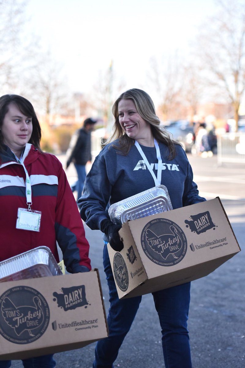 mykcrawford's tweet photo. .@AvistaUtilities employees helping load cars with food from @SecondHarvest_ during #TomsTurkeyDrive at @SpokaneArena. #Spokane #ad https://t.co/Vut8uP69IM