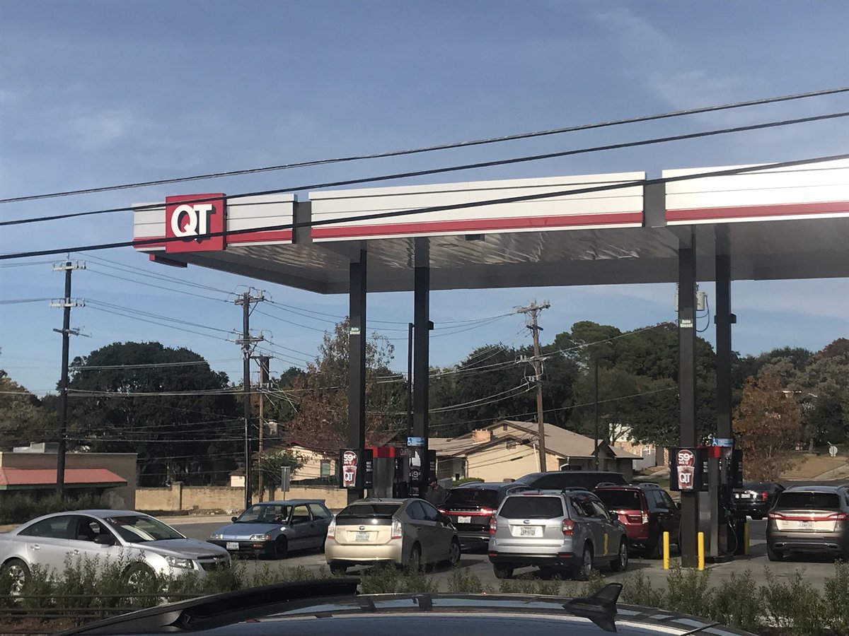 aaronwrightnews's tweet photo. Cars lined up at Quik Trip at Seneca Drive and Bandera Rd in Leon Valley for $1.93 gas #KENS5eyewitness @KENS5 https://t.co/J6dt5VThvn