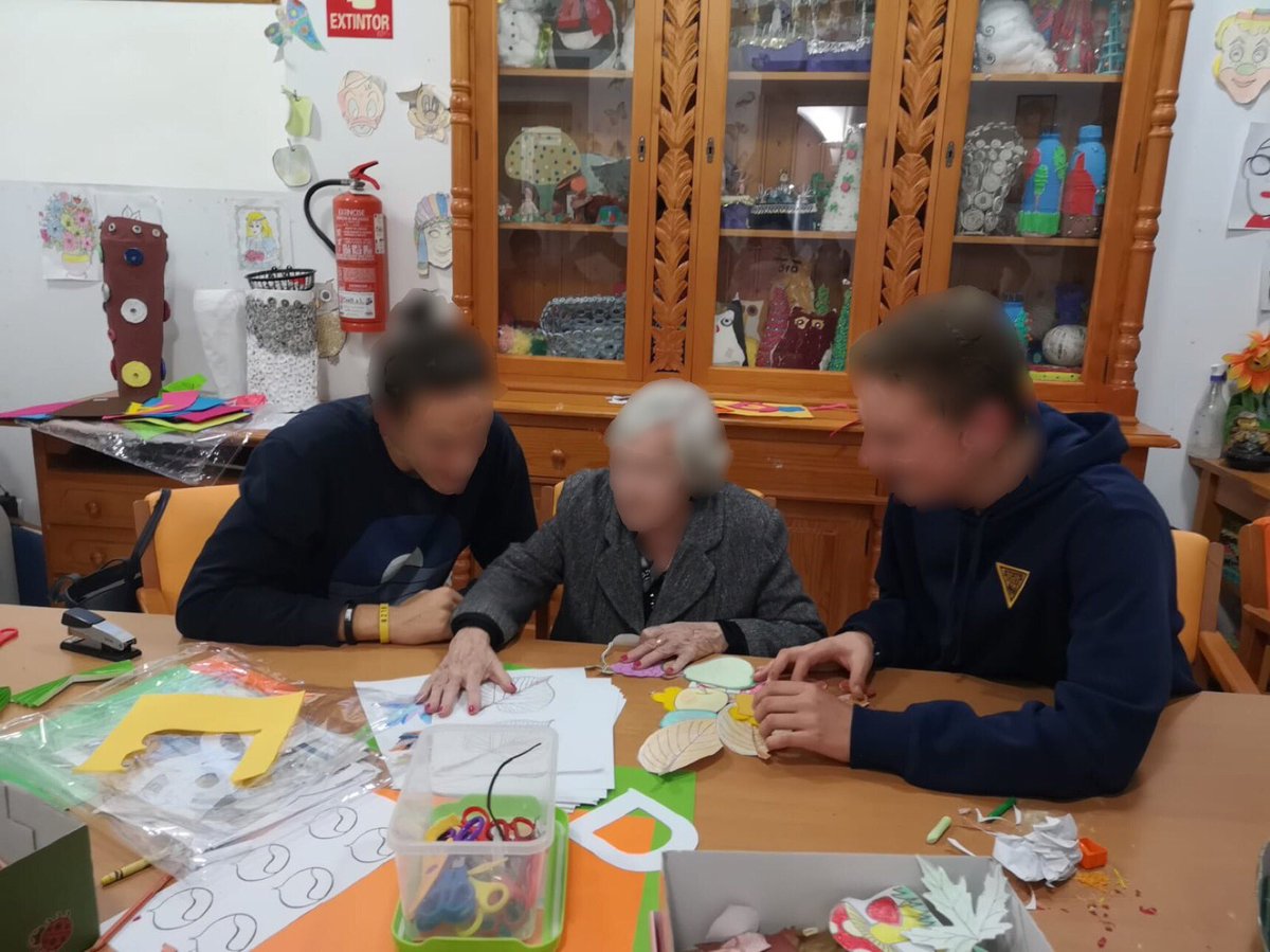 San_Felipe_Neri's tweet photo. #MagnificatSFN | Nos emociona ver disfrutar a nuestro alumnado de 1º #BachilleratoSFN en voluntariado del Programa #Magnificat #PastoralSFN ¡Qué corazones tan grandes! Ayudando y haciendo feliz a tantas personas de nuestra Ciudad #Fragela #Alendoy #Juniors #Cepa #Afanas #Valvanuz https://t.co/Mvg6ScgEHa