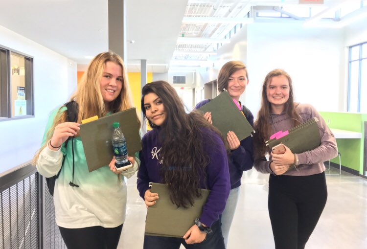 SHSTripodium's tweet photo. Thank you to SHS Link Crew for spending their ELO passing out thank you notes! Have a happy and safe Thanksgiving everyone. #Why305 https://t.co/gUGgaakVgR