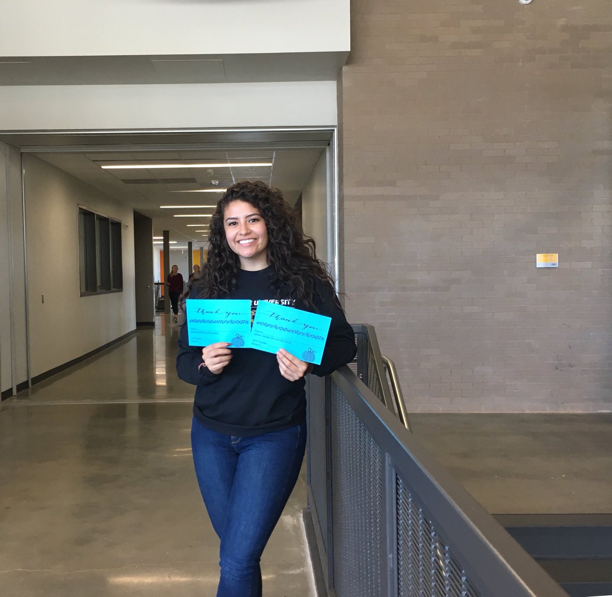 SHSTripodium's tweet photo. Thank you to SHS Link Crew for spending their ELO passing out thank you notes! Have a happy and safe Thanksgiving everyone. #Why305 https://t.co/gUGgaakVgR
