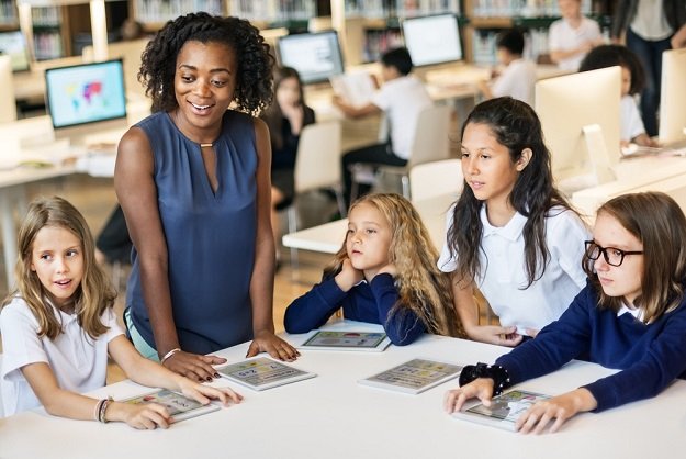 EM203brinda's tweet photo. One of the most effective solutions for lack of women in STEM programs is to increase early exposure to prospective STEM careers for girls. This can be done through creating different, interesting experiences for them to explore in interactive and insightful ways #EM203Weber https://t.co/he7IDb5n6P