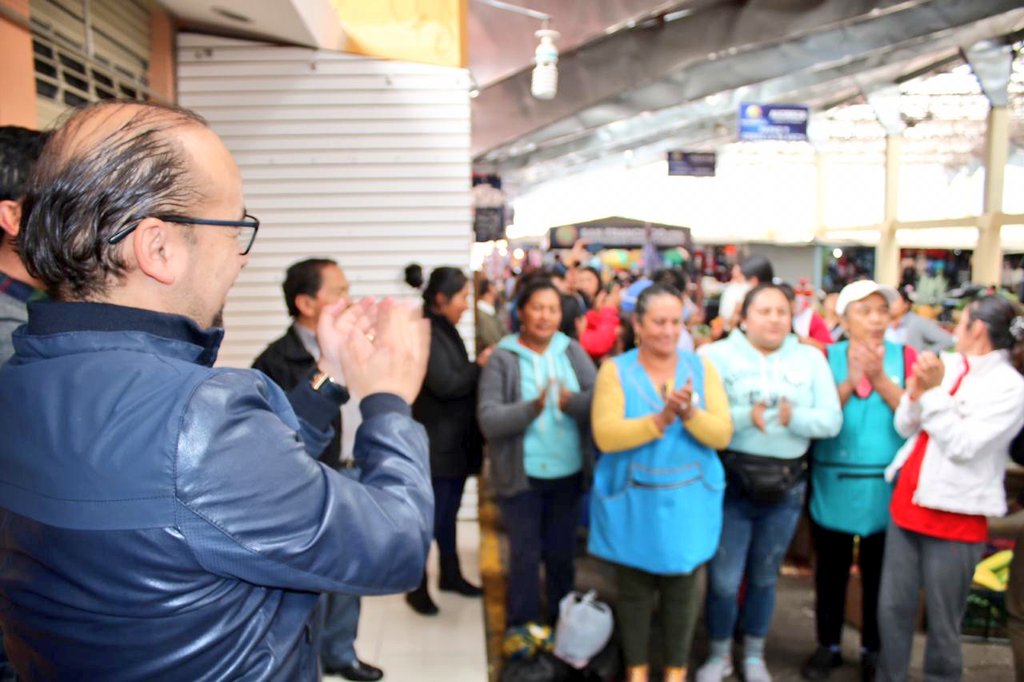 juandehowitth's tweet photo. Que gusto me dio poder conocer a Carmita Ramos campeona del mejor hornado del mundo y es de Tungurahua una Pelileña de corazón. Gracias por el recibimiento, risas y cariño a todo el Mercado 10 de Agosto #ActitudPositiva https://t.co/1ZbTjhoF5k