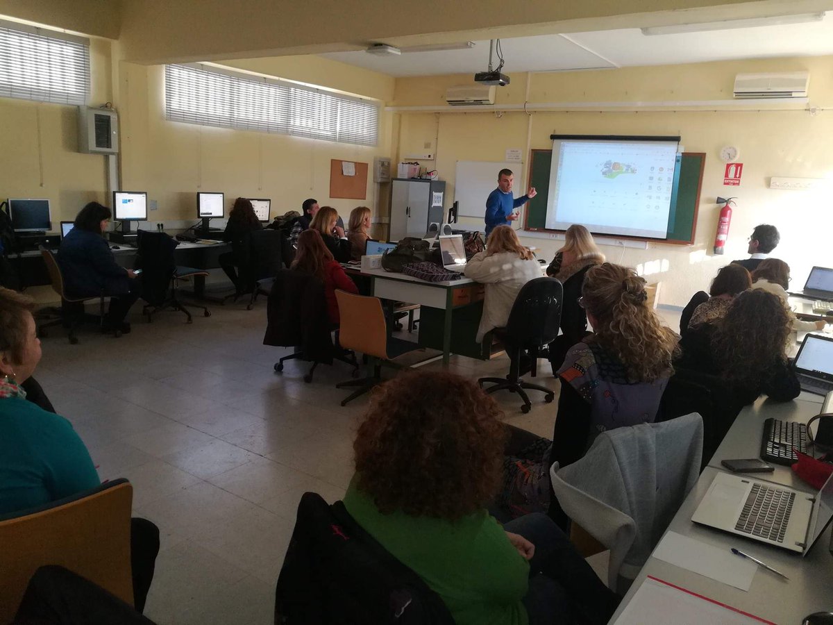 SanjeMARES's tweet photo. 1° sesión del curso de Formación en IES Sanje «Las TIC en el Aprendizaje Basado en Proyectos (proyecto MARES)» de @CPRRegionMurcia
Un lujo de ponentes, nuestros profesores de Tecnología Fran Marín y @paqui_vicente, que nos proporcionan herramientas para trabajar en los proyectos. https://t.co/sCETbWc495