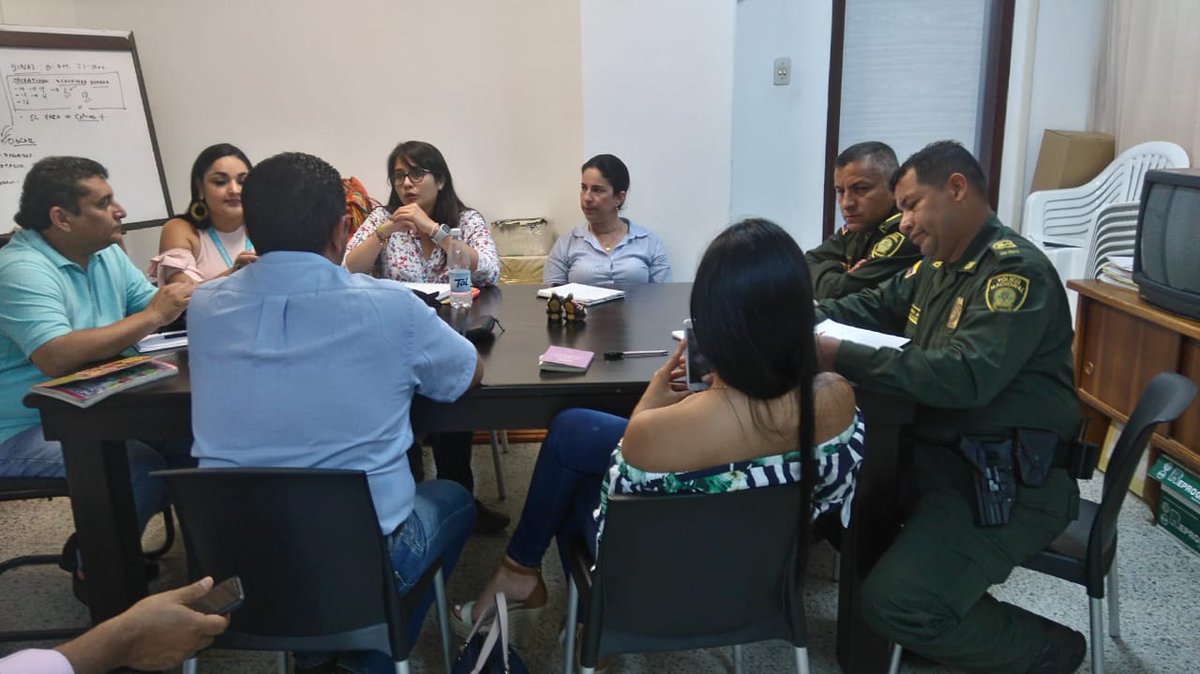 ClaudiaAbre1's tweet photo. Desde el equipo de #AcompañamientoSocial de #ViviendaGratuita de @ProsperidadCol coordinamos Submesa de Seguridad para tratar las problemáticas de seguridad y convivencia en el proyecto #LaGloria @Florencia_Caque y coordinar una sensibilización en el código de @PoliciaColombia https://t.co/BupUAwDseS