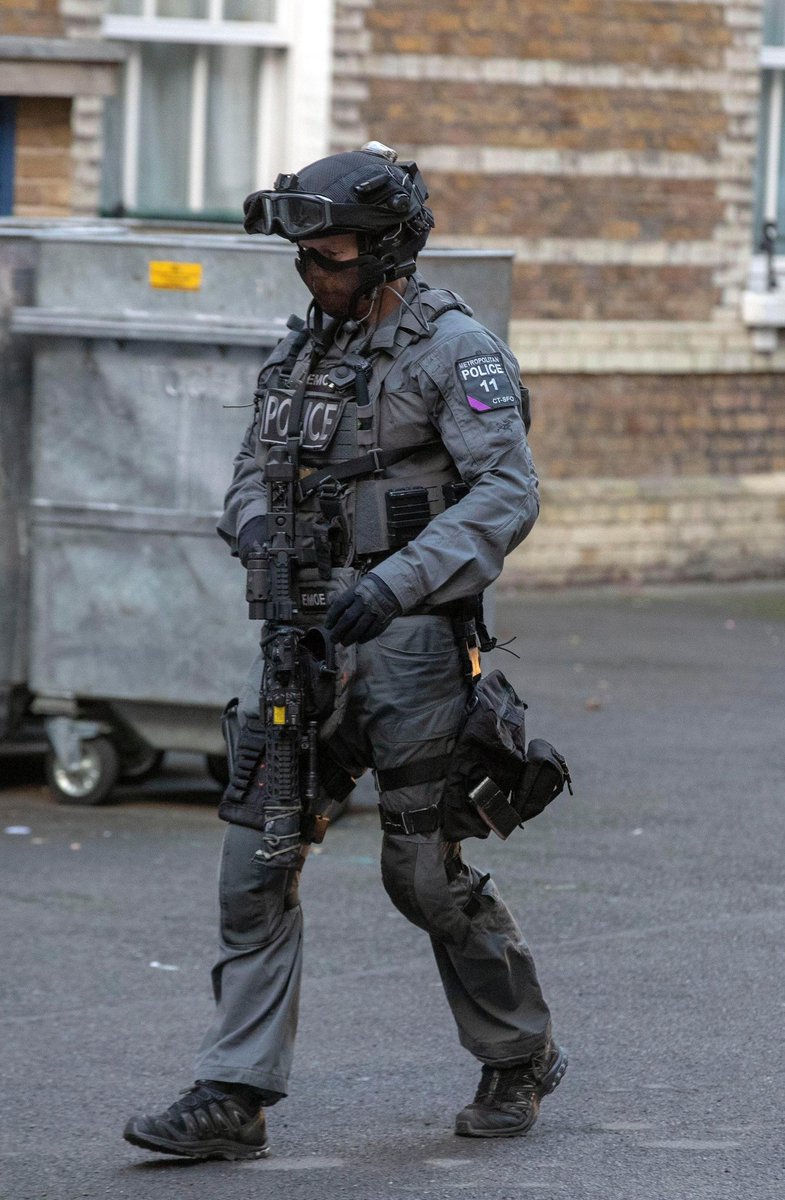 tacticalporn's tweet photo. Metropolitan SCO19 CTSFO during an anti-kidnapping operation in London.

#CTSFO #MetropolitanPolice #Met #SCO19 #ScotlandYard #TacticalUnit https://t.co/tSH0GnqJ5s