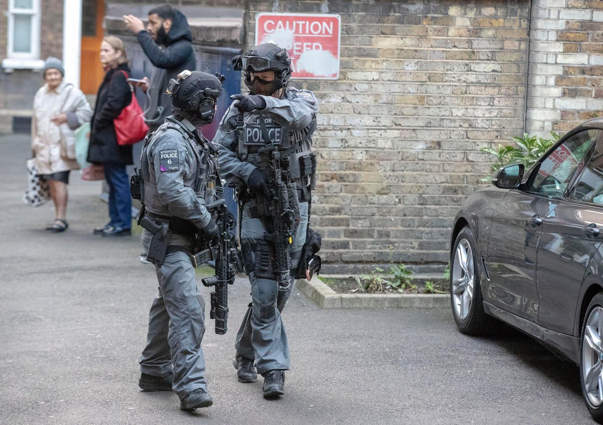 tacticalporn's tweet photo. Metropolitan SCO19 CTSFO during an anti-kidnapping operation in London.

#CTSFO #MetropolitanPolice #Met #SCO19 #ScotlandYard #TacticalUnit https://t.co/tSH0GnqJ5s