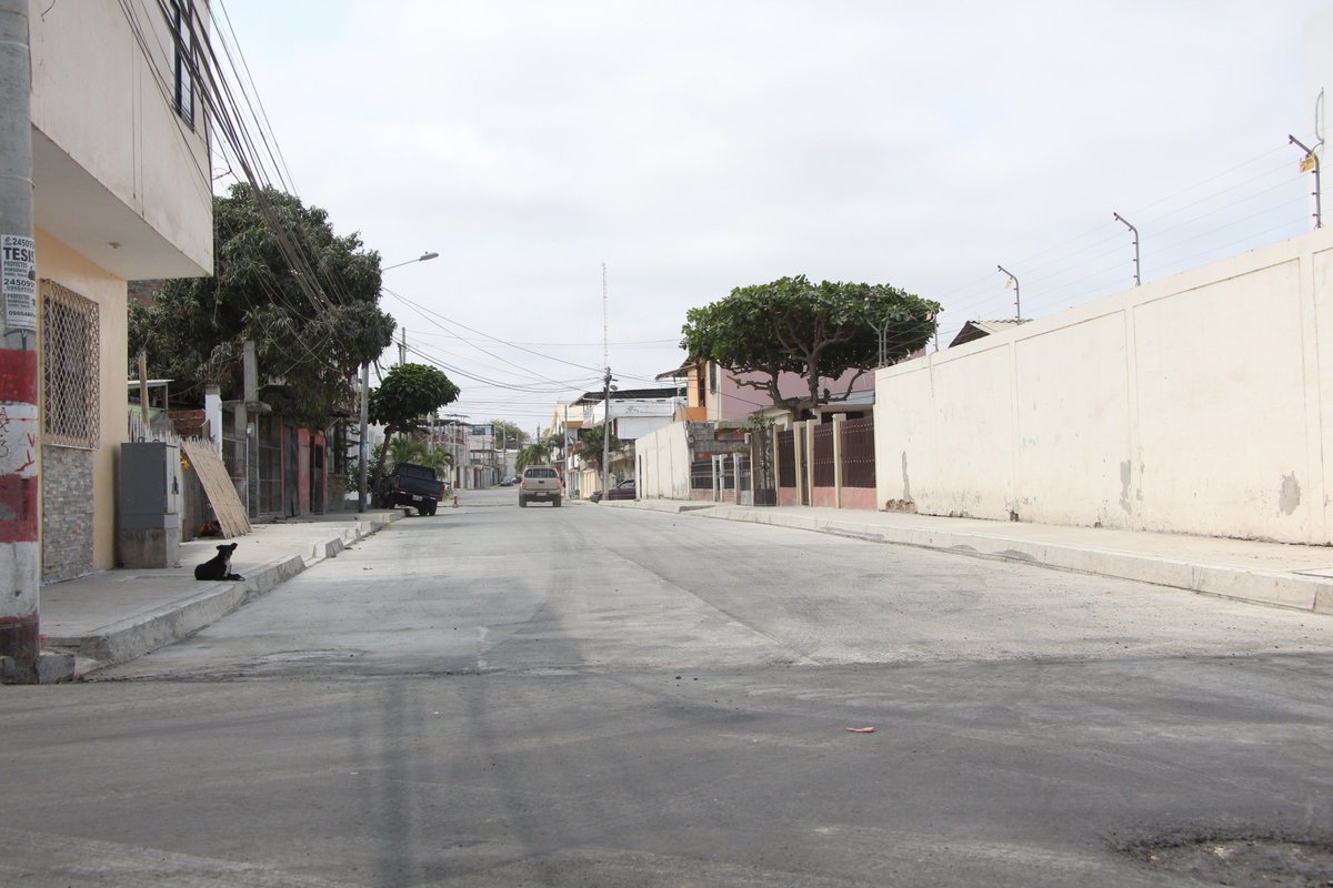 manta_alcaldia's tweet photo. Se realizó la pavimentación y reconstrucción total de:
#Avenida29, desde la #Calle16 hasta la avenida #FlavioReyes.
#Calle21 desde la #Avenida28 hasta la #Avenida30
Una vez culminados los trabajos de instalación del nuevo sistema hidrosanitario para la parroquia Manta.🚧👷♀ https://t.co/buGRdVsgIy