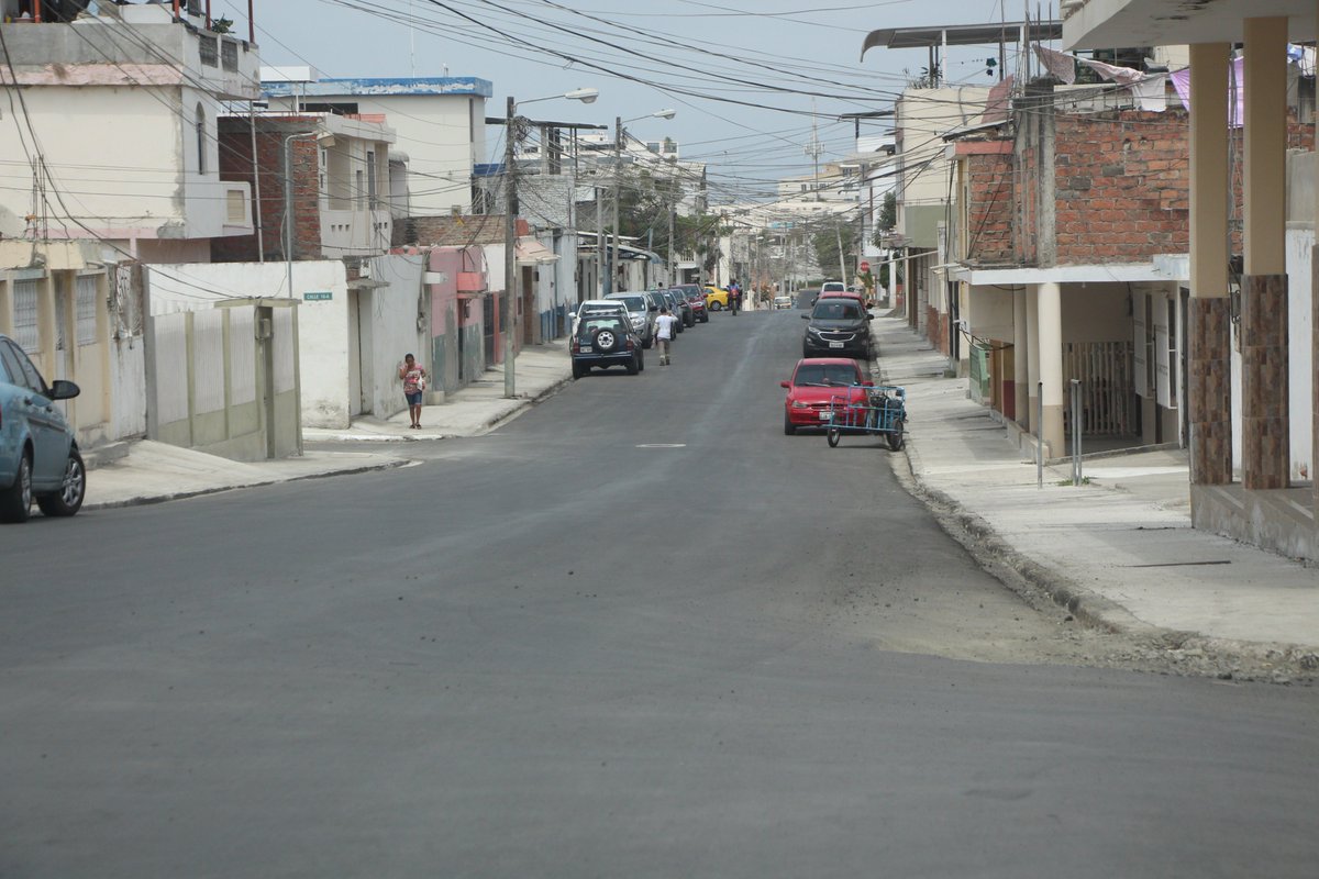 manta_alcaldia's tweet photo. Se realizó la pavimentación y reconstrucción total de:
#Avenida29, desde la #Calle16 hasta la avenida #FlavioReyes.
#Calle21 desde la #Avenida28 hasta la #Avenida30
Una vez culminados los trabajos de instalación del nuevo sistema hidrosanitario para la parroquia Manta.🚧👷♀ https://t.co/buGRdVsgIy