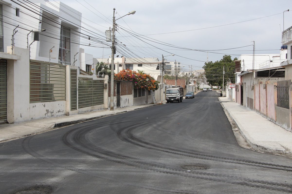 manta_alcaldia's tweet photo. Se realizó la pavimentación y reconstrucción total de:
#Avenida29, desde la #Calle16 hasta la avenida #FlavioReyes.
#Calle21 desde la #Avenida28 hasta la #Avenida30
Una vez culminados los trabajos de instalación del nuevo sistema hidrosanitario para la parroquia Manta.🚧👷♀ https://t.co/buGRdVsgIy