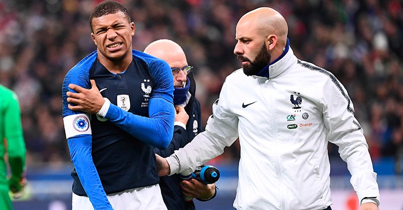 Mbappé se marchó lesionado (Foto: EFE).