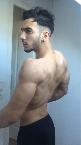 ChaudRebeu's tweet photo. @BienVuShakal Tu es chaud pr baiser avec moi mon plan cul gay passif? Tiens c'est lui https://t.co/FqldWSw82L