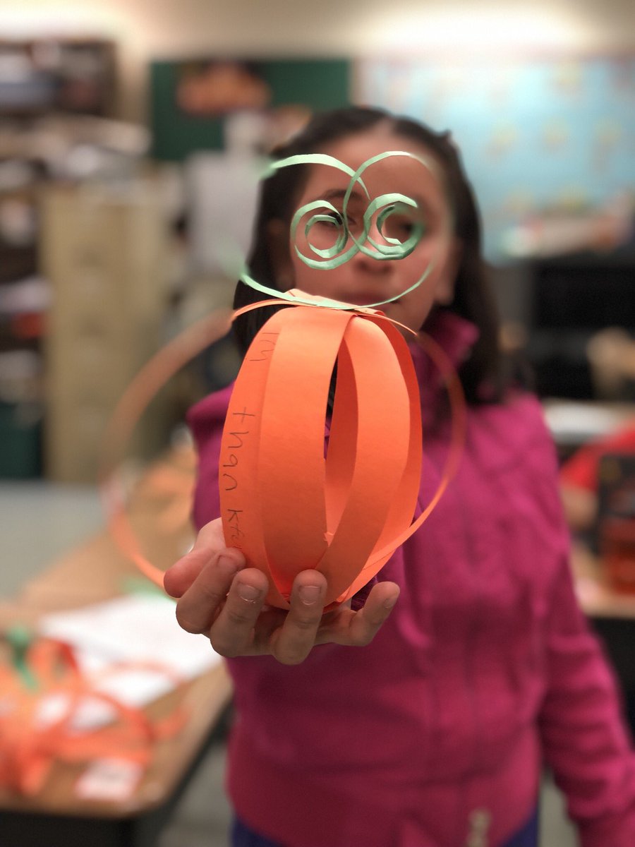 FrostSchool_4's tweet photo. We turned the things we are thankful for into  seasonal decorations. Happy thanksgiving! #21Learns https://t.co/BzNXyz56Wj