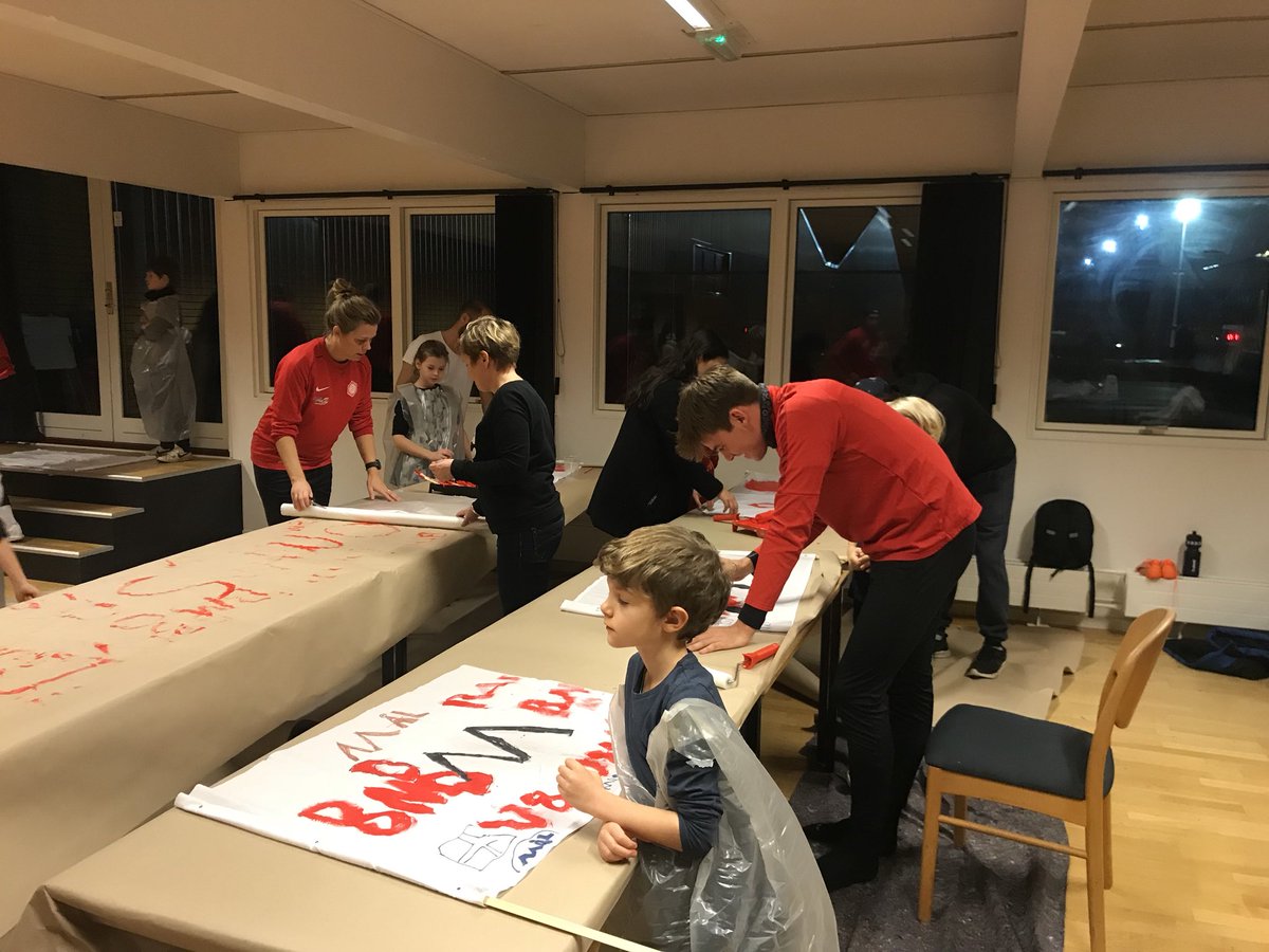 marienlyst's tweet photo. Mere end 100 børn, plus alle divisionsspillerne var forbi TIFO værkstedet og male flag og bannere til kampen Torsdag mod @BrondbyIF #bifhjerne https://t.co/O5edH9j14h