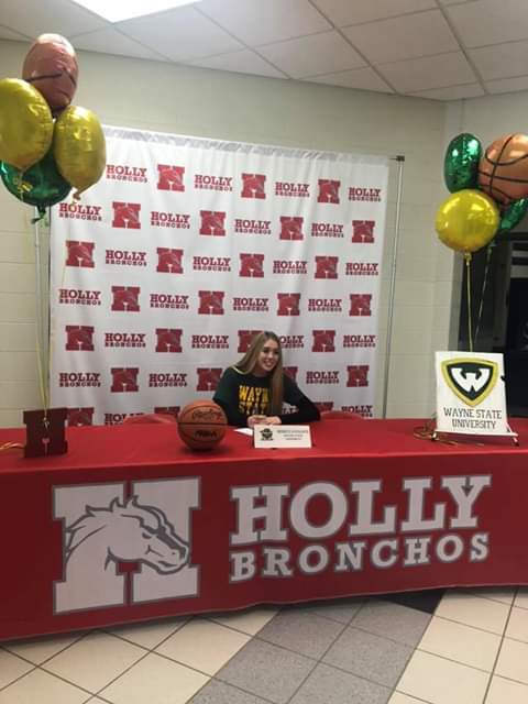 fugphi24324's tweet photo. Becca is officially signed with @WSUWarriorsWBB We are very proud of all her hard work and sacrifice. @MetroFlint @TriCountyAAU @tctimes https://t.co/h1a7Lta1tJ